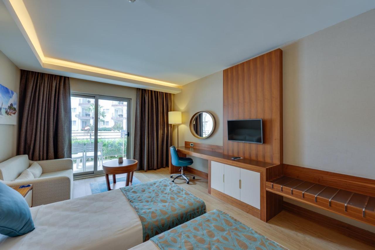 Ramada Hotel & Suites By Wyndham Kusadasi Exterior photo